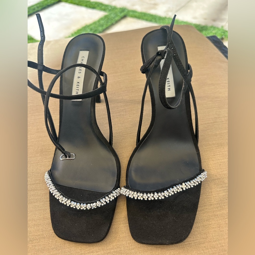 NWT Charles & Keith Black Heels with Rhinestone Accent - Picture 4 of 8